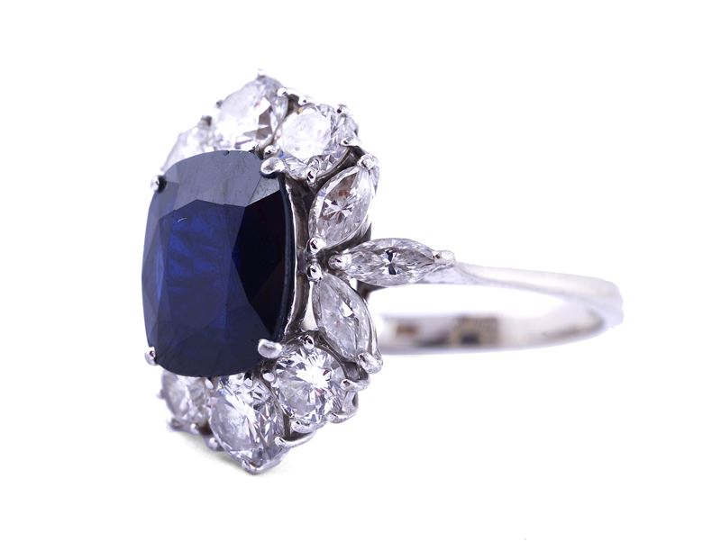 Anello a Margherita con Zaffiro in Oro Bianco