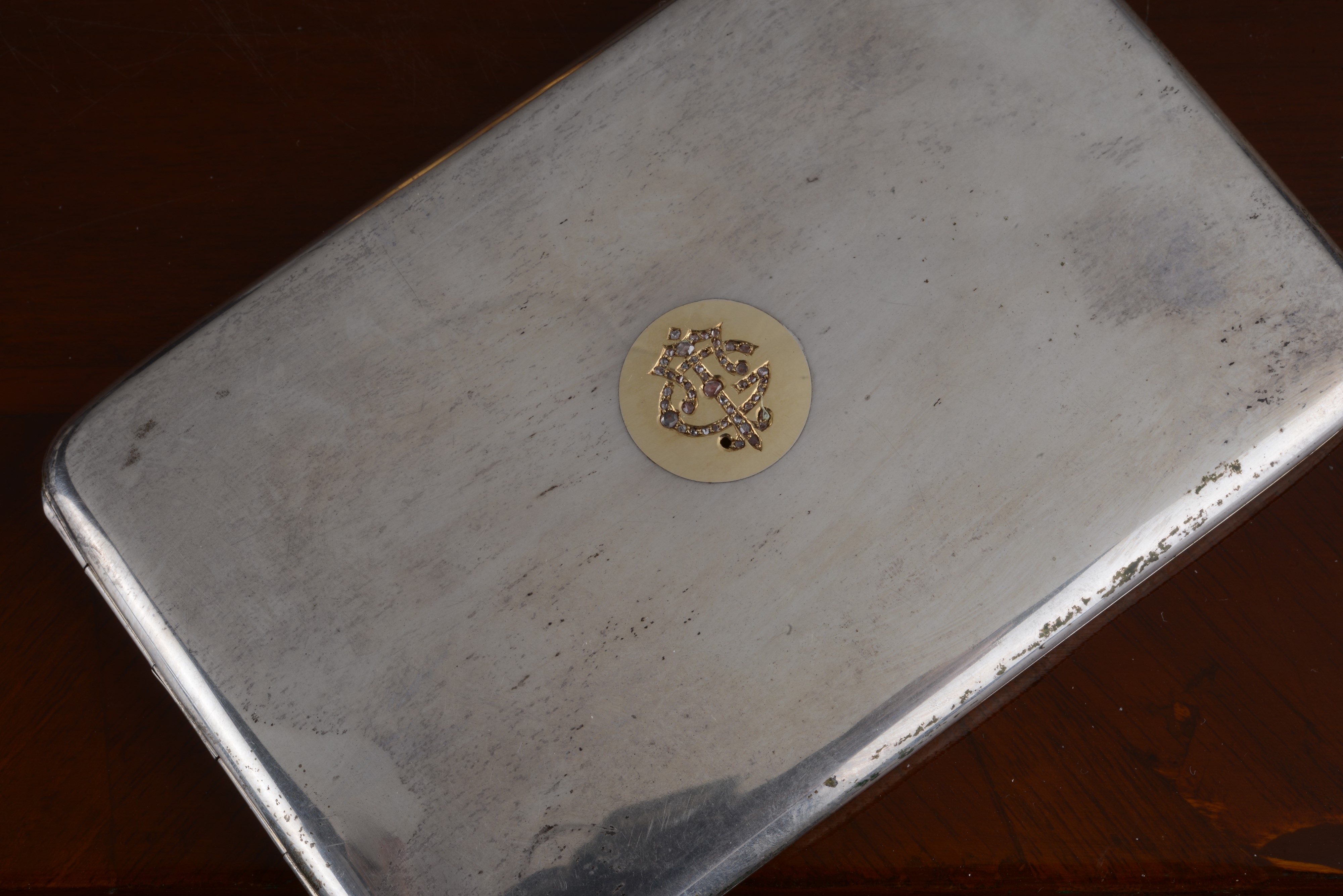 Scatola in Argento con Cifre in Oro e Rosette