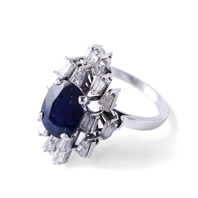 Anello in Oro Bianco con Zaffiro e Diamanti