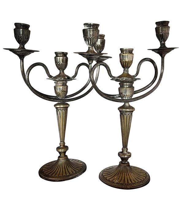 Coppia di candelabri in metallo argentato