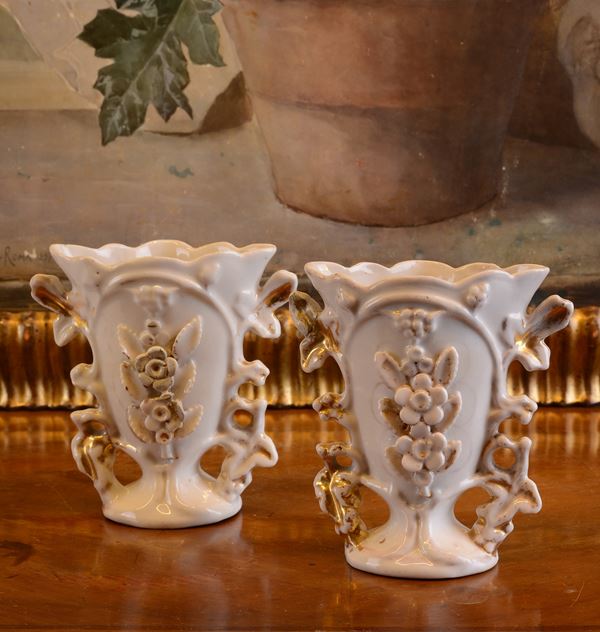Coppia di piccoli vasi in porcellana