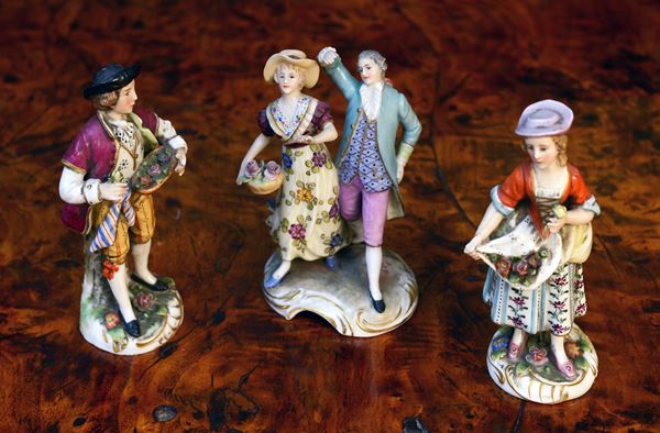 Tre figure in porcellana policroma