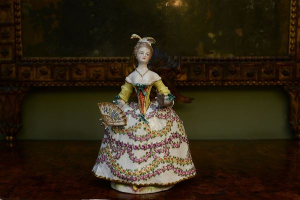 Figura femminile in porcellana policroma