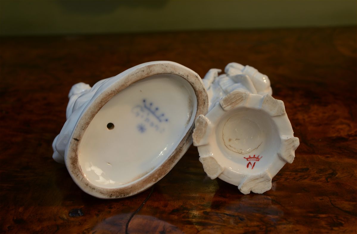 Due Figure in Porcellana Bianca