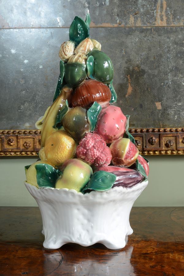 Trionfo di frutta in ceramica