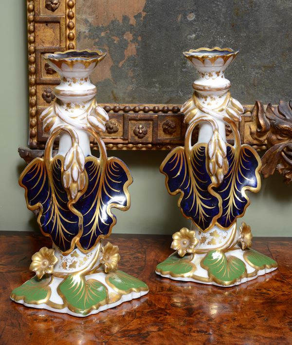 Coppia di candelabri in porcellana policroma
