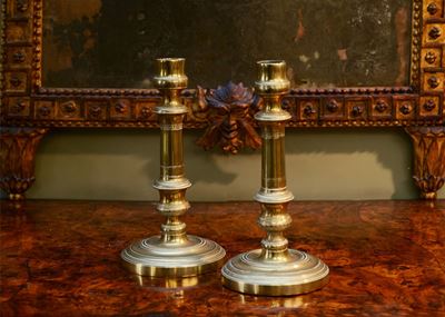 Coppia di Candelabri in Metallo Dorato