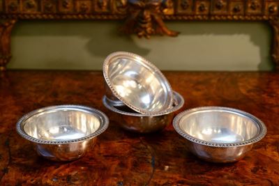 Serie di Dodici Coppette di Argento