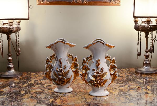 Coppia di vasetti in porcellana lumeggiata in oro