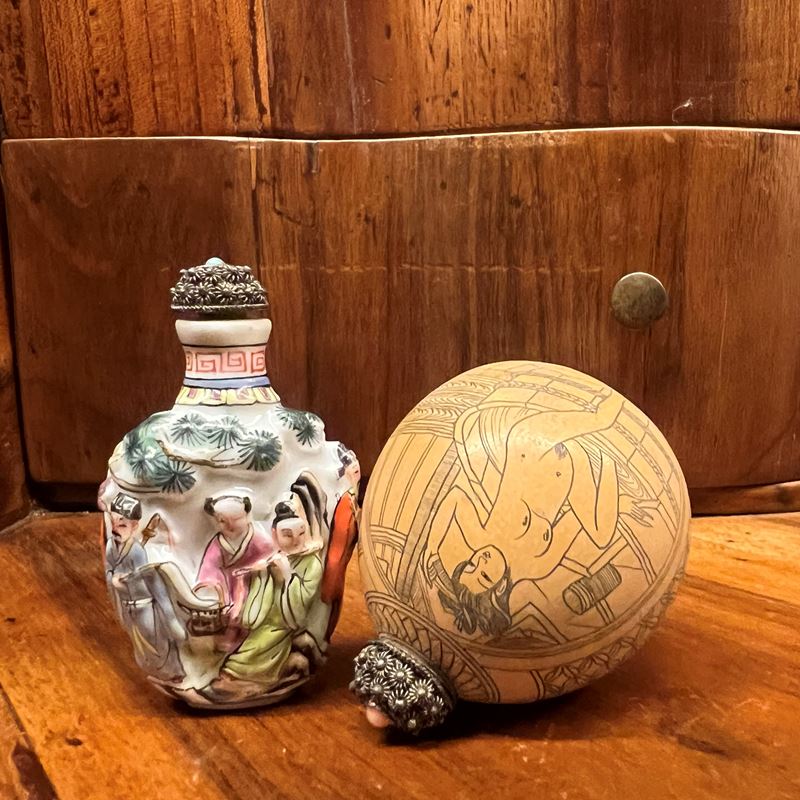 Due Snuff Bottle