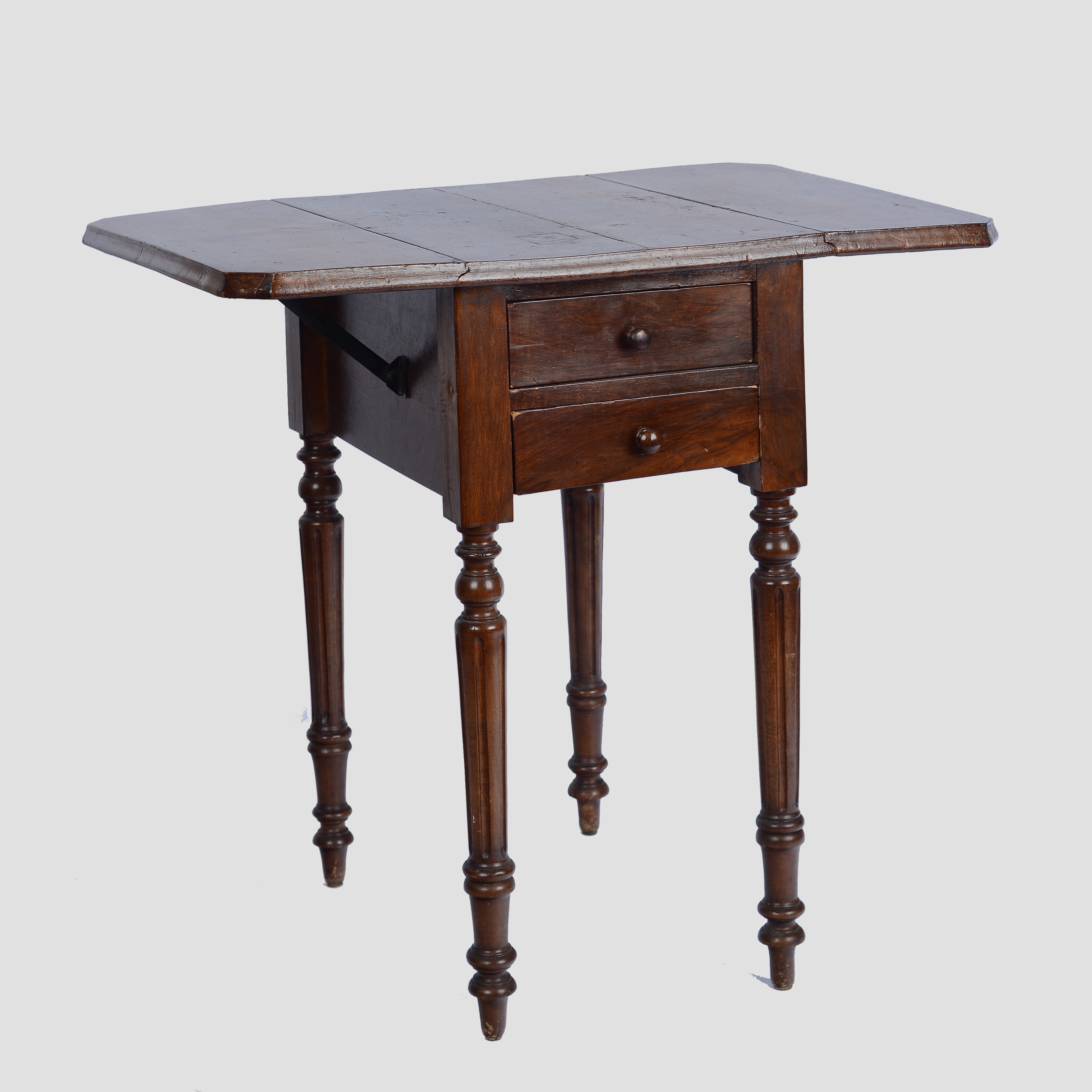 Tavolino a bandelle in noce