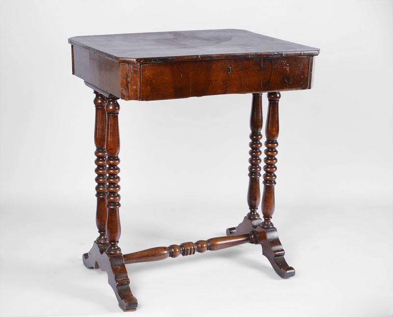 Tavolino da lavoro in noce