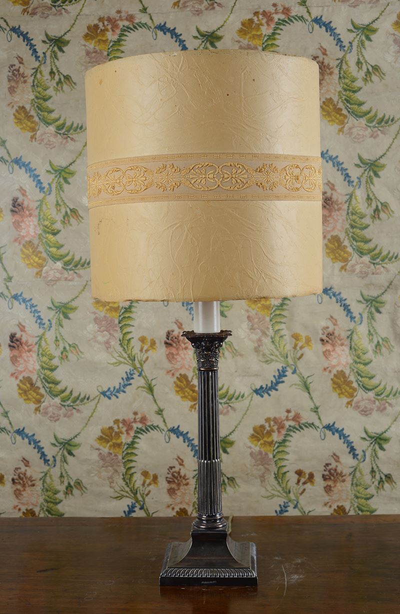Lampada da tavolo in metallo argentato
