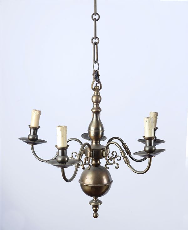 Piccolo lampadario in bronzo