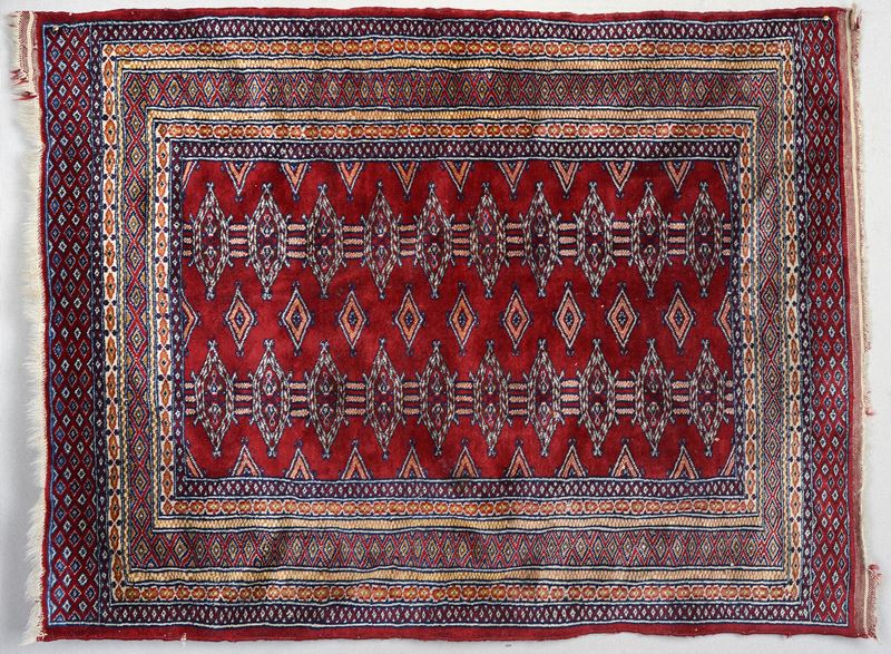 Due tappeti, dimensioni 77x104 cm e 104x155 cm