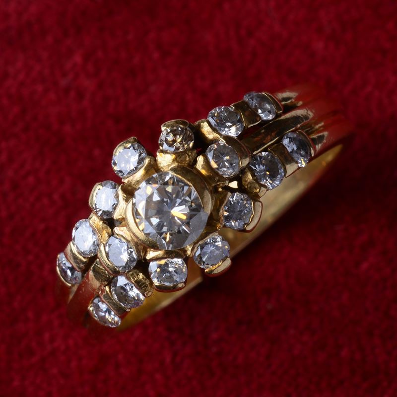 Anello a Fiore in Oro Giallo e Diamanti