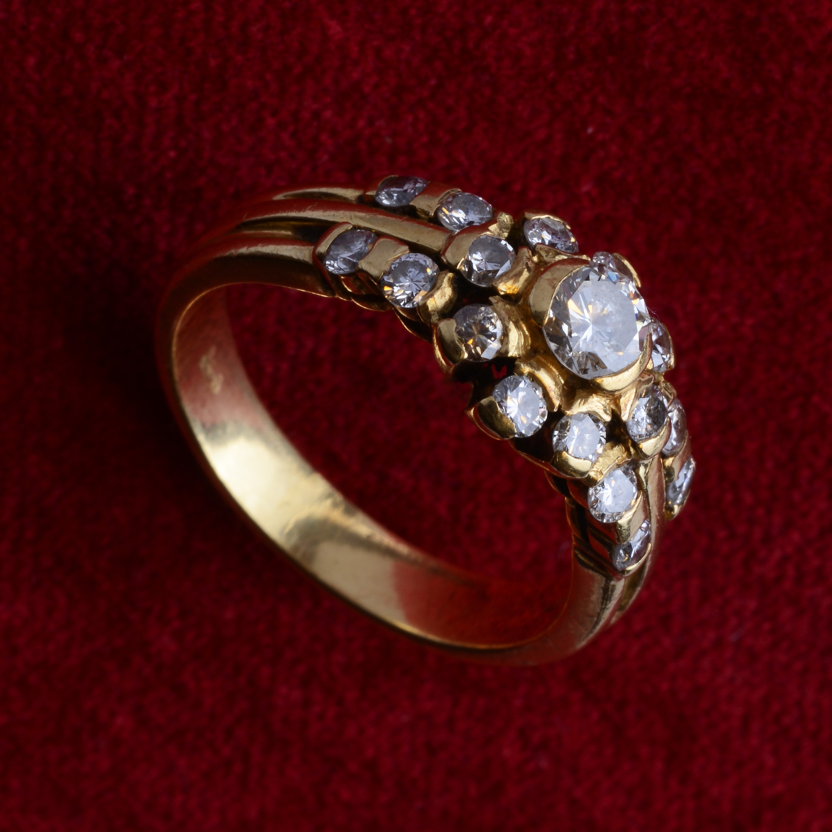 Anello a Fiore in Oro Giallo e Diamanti
