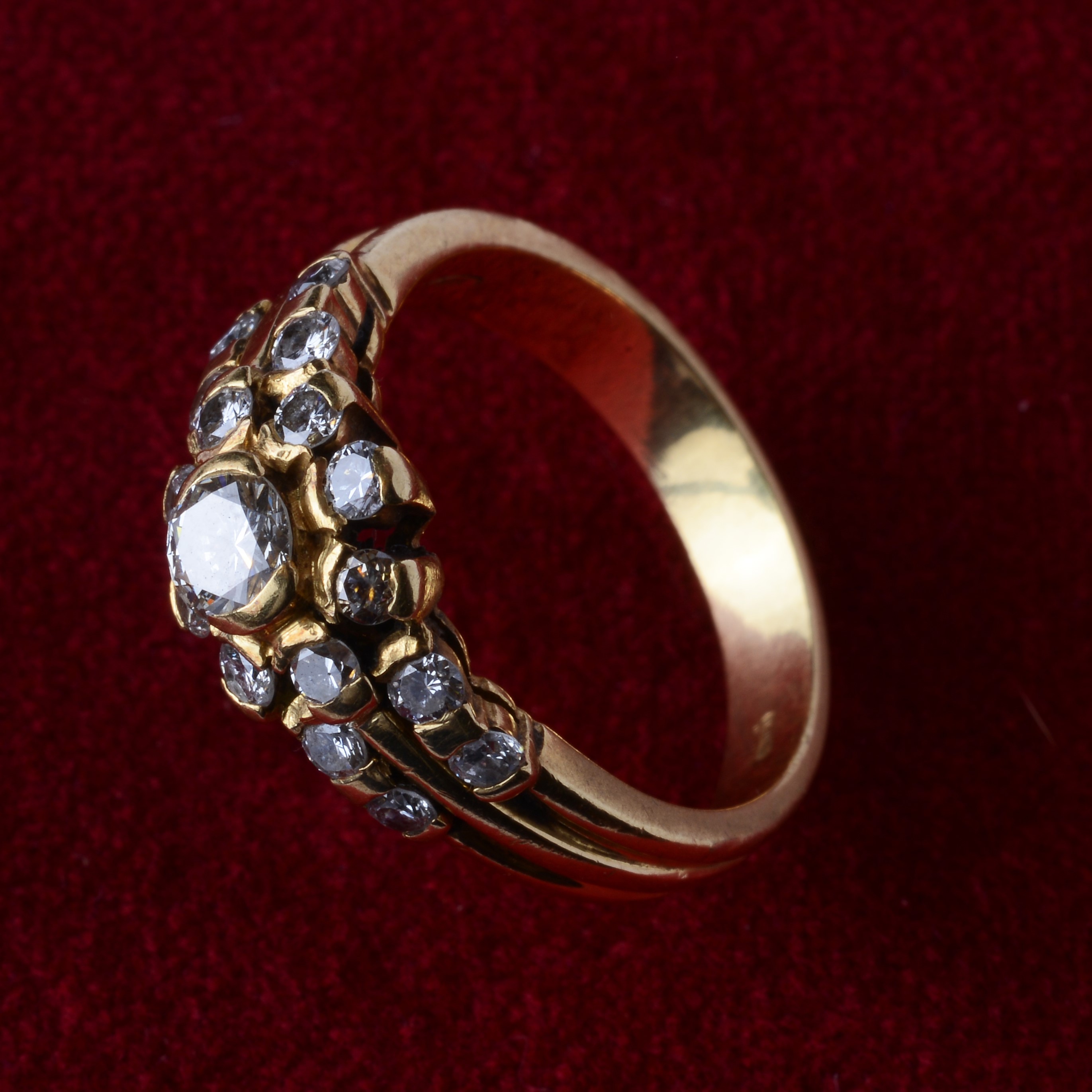 Anello a Fiore in Oro Giallo e Diamanti