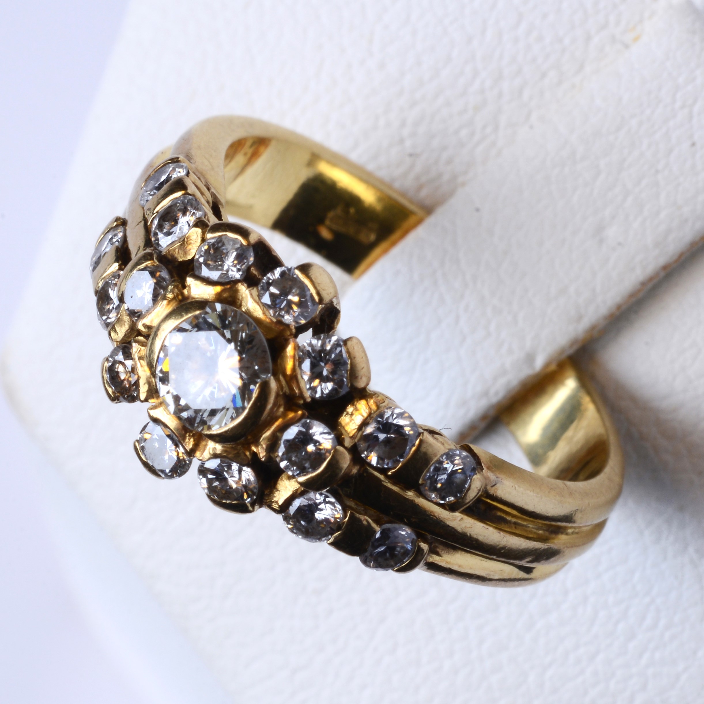 Anello a Fiore in Oro Giallo e Diamanti