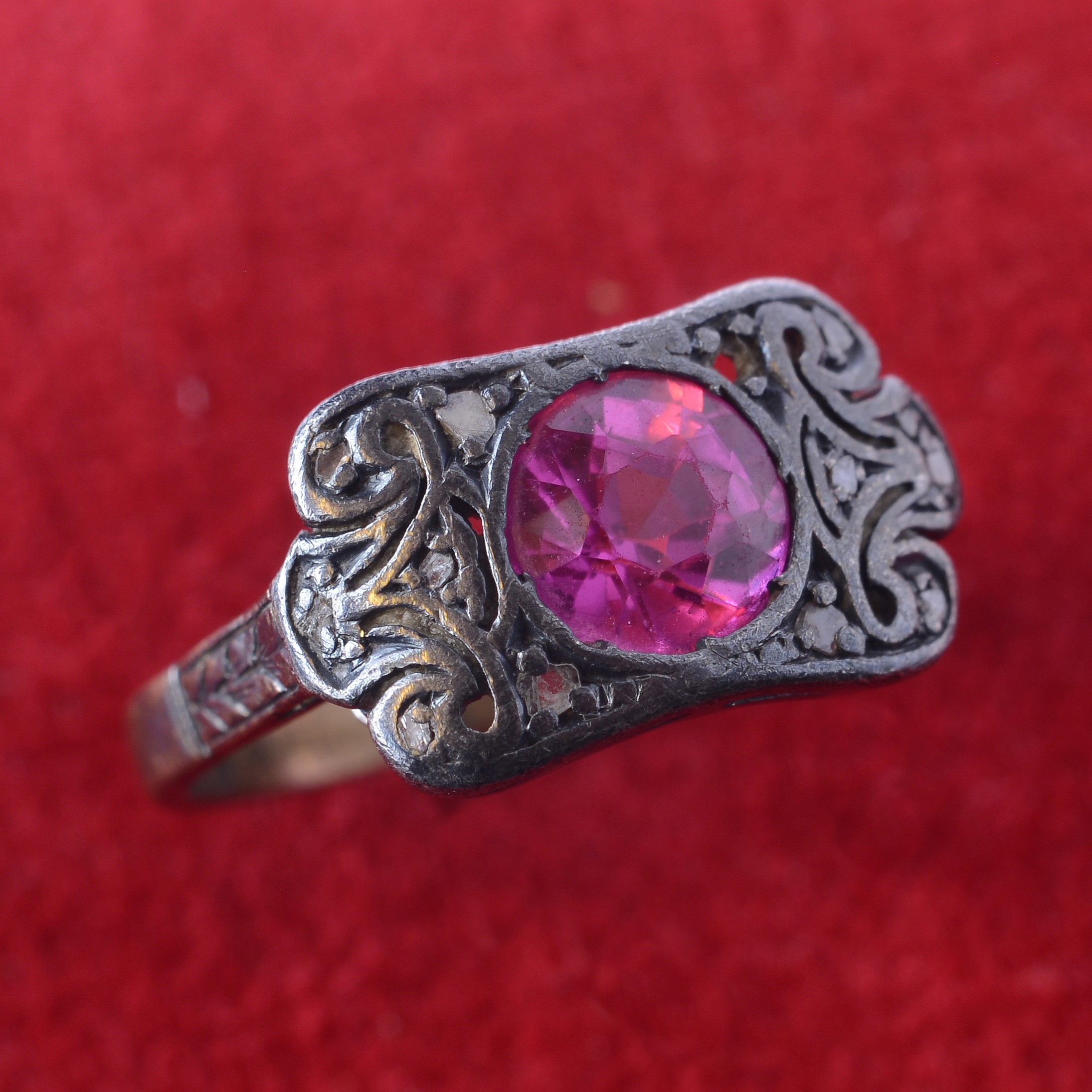Anello Pietra Rossa in Oro