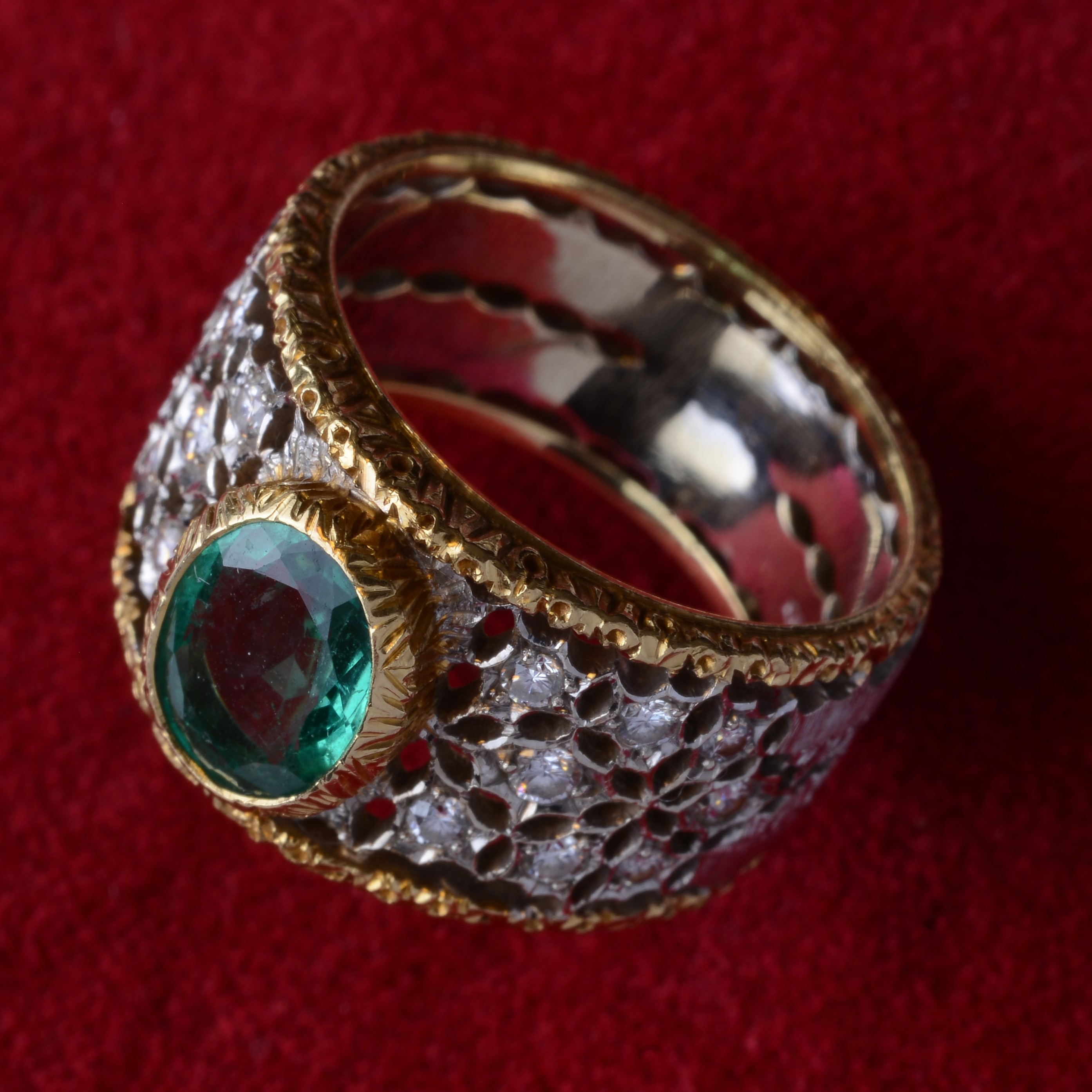 Anello in Oro Bianco e Giallo con Smeraldo e Diamanti