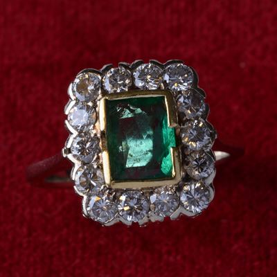 Anello con Smeraldo e Diamanti a Margherita