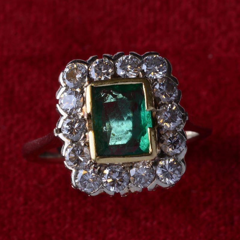 Anello con Smeraldo e Diamanti a Margherita