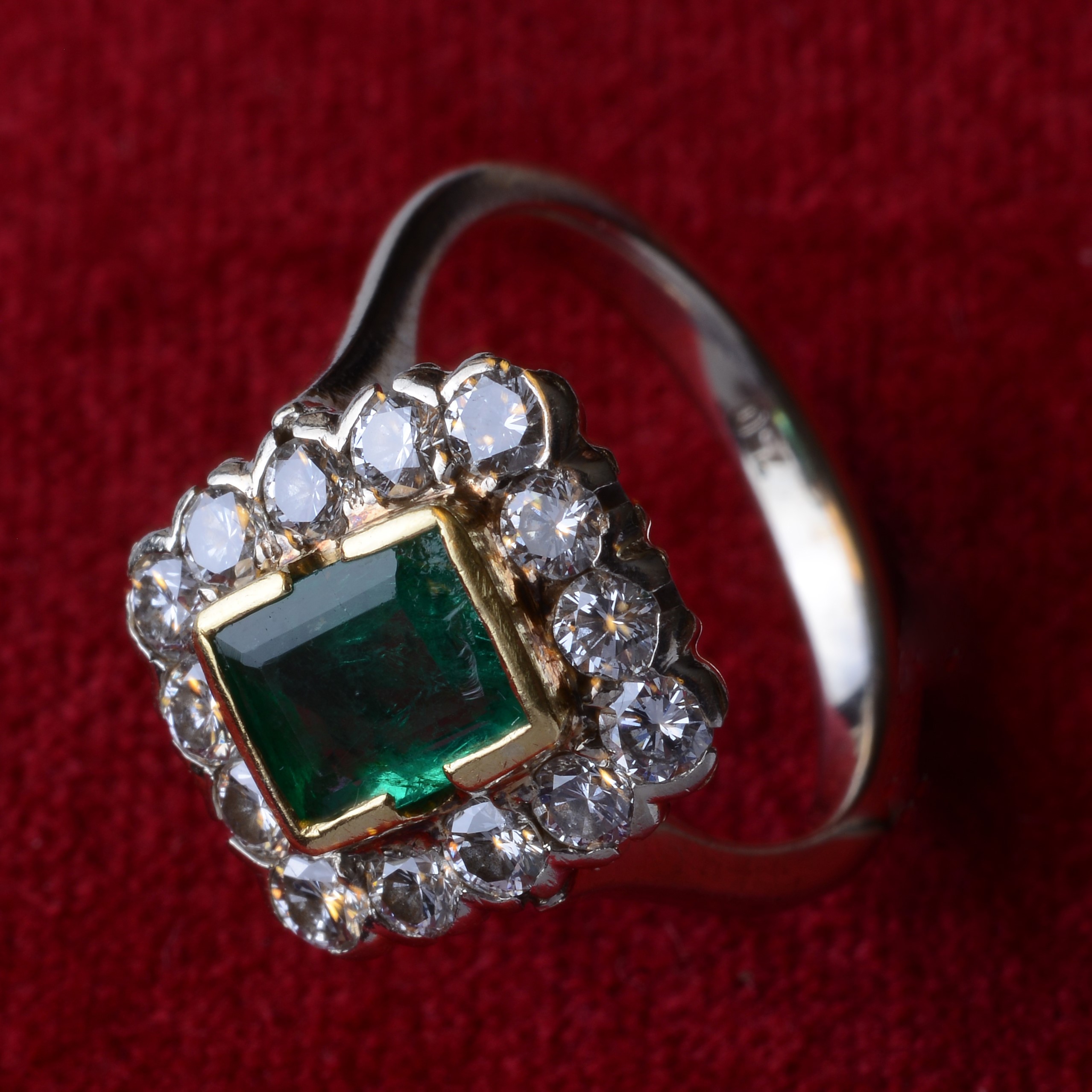 Anello con Smeraldo e Diamanti a Margherita