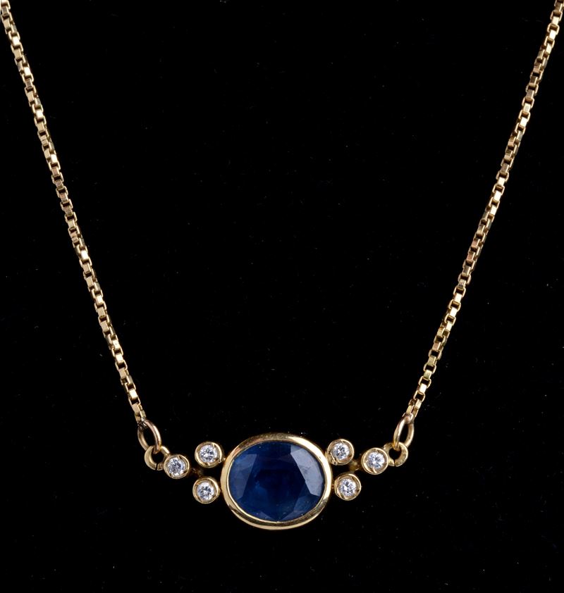 Collana con Zaffiro Centrale e Diamanti