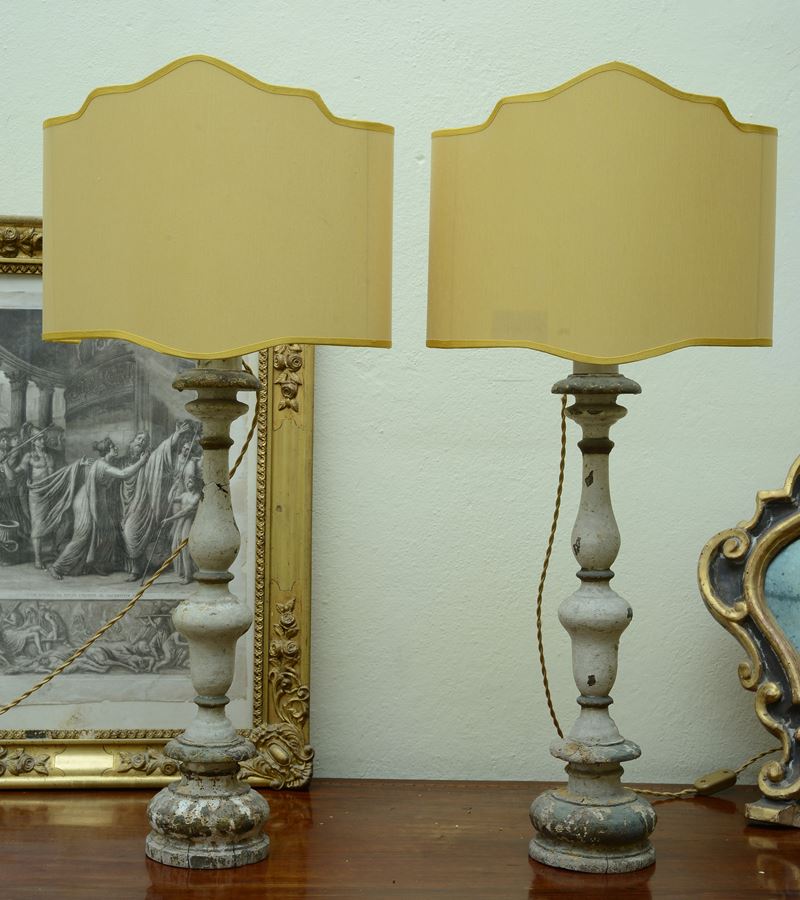 Coppia di lumi da tavolo in legno intagliato e laccato