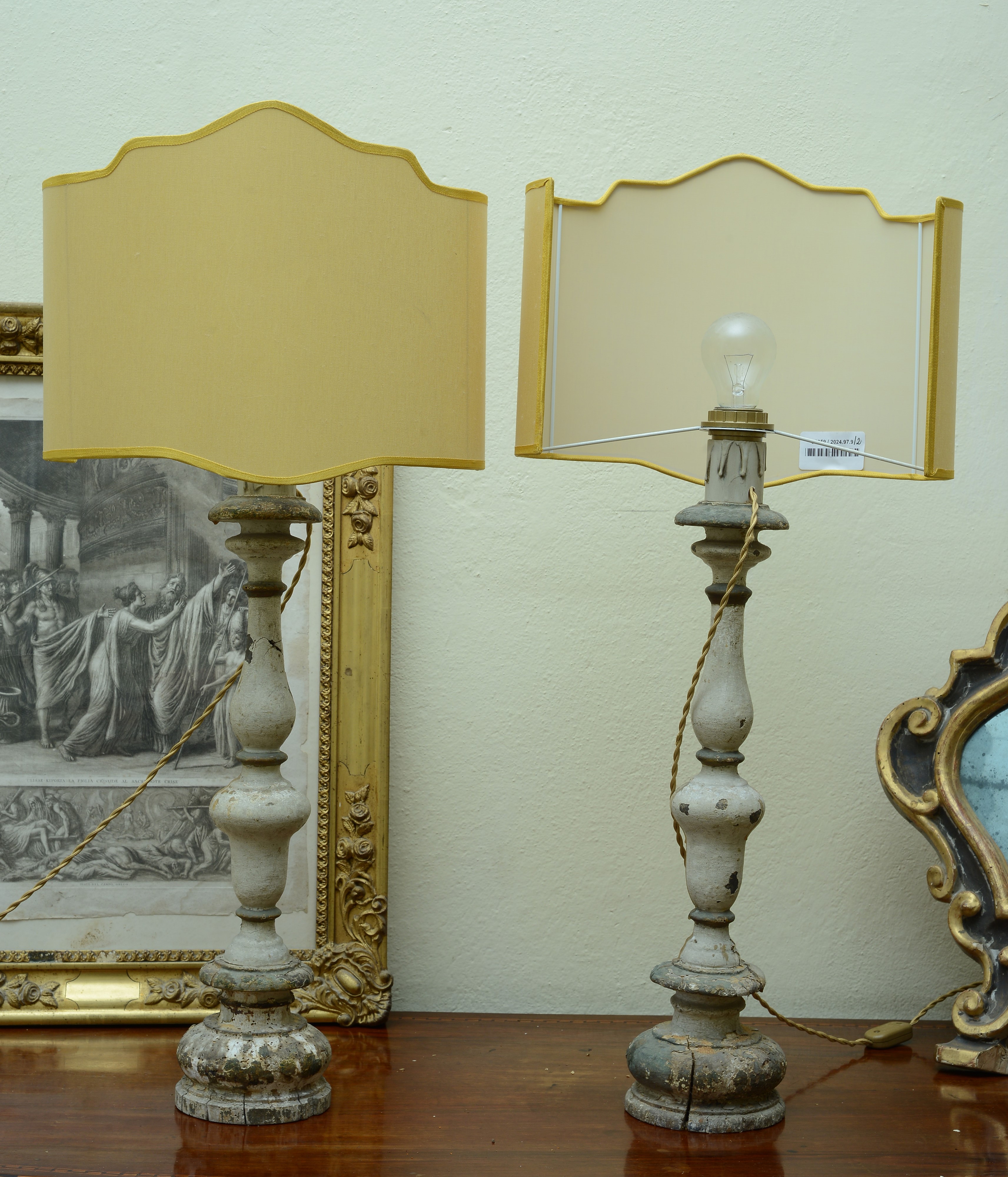 Coppia di lumi da tavolo in legno intagliato e laccato