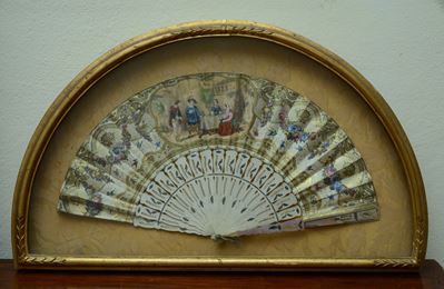 Ventaglio di Manifattura Orientale Entro Teca in Legno Dorato