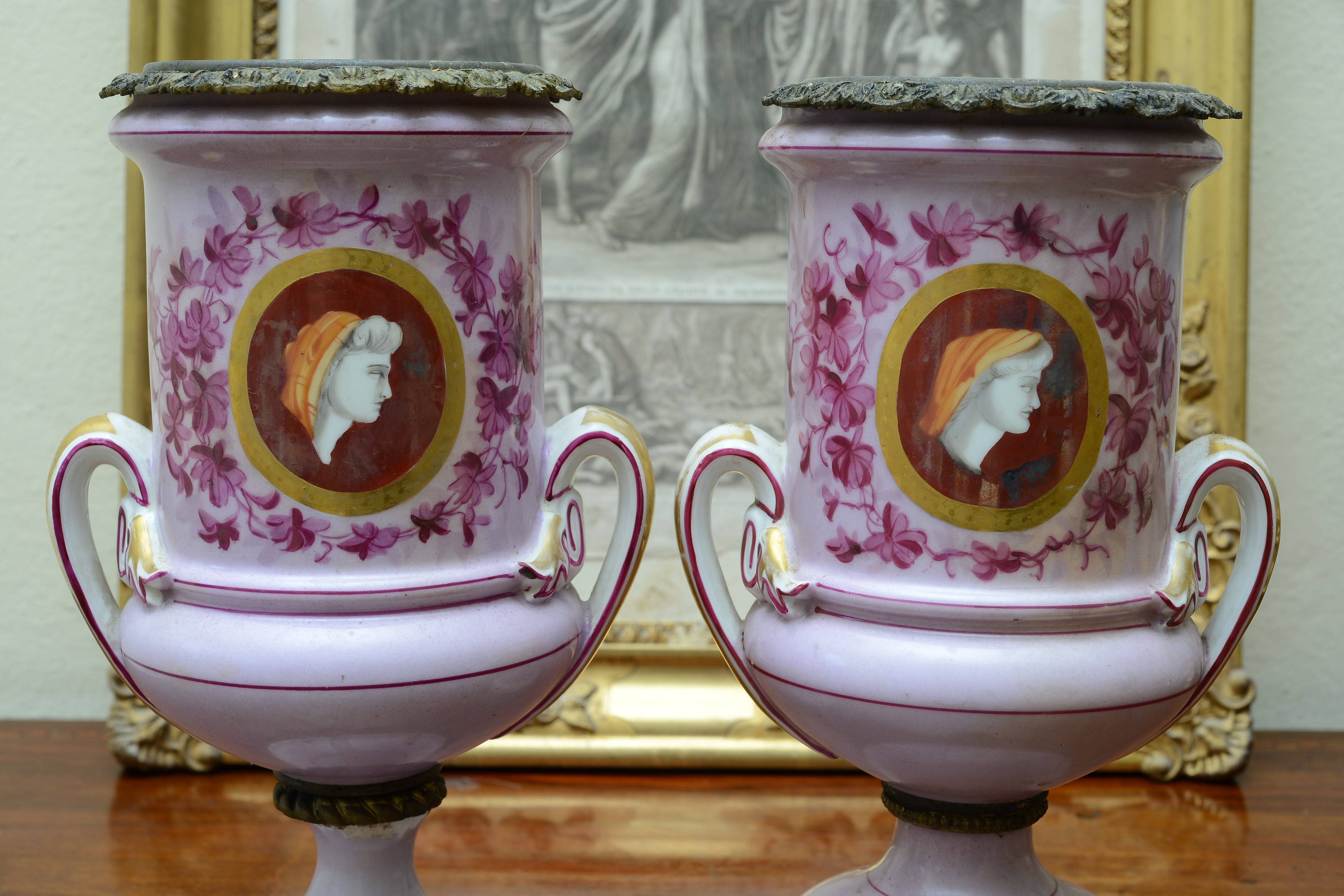 Coppia di vasi in porcellana