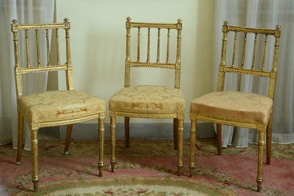 Serie di tre sedie in legno dorato
