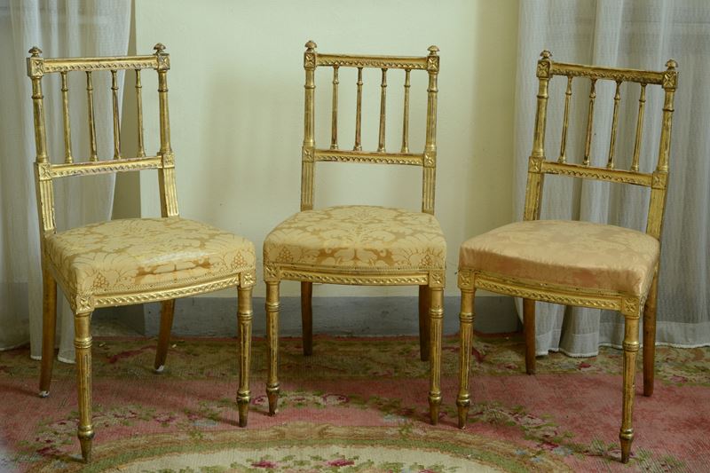 Serie di Tre Sedie in Legno Dorato