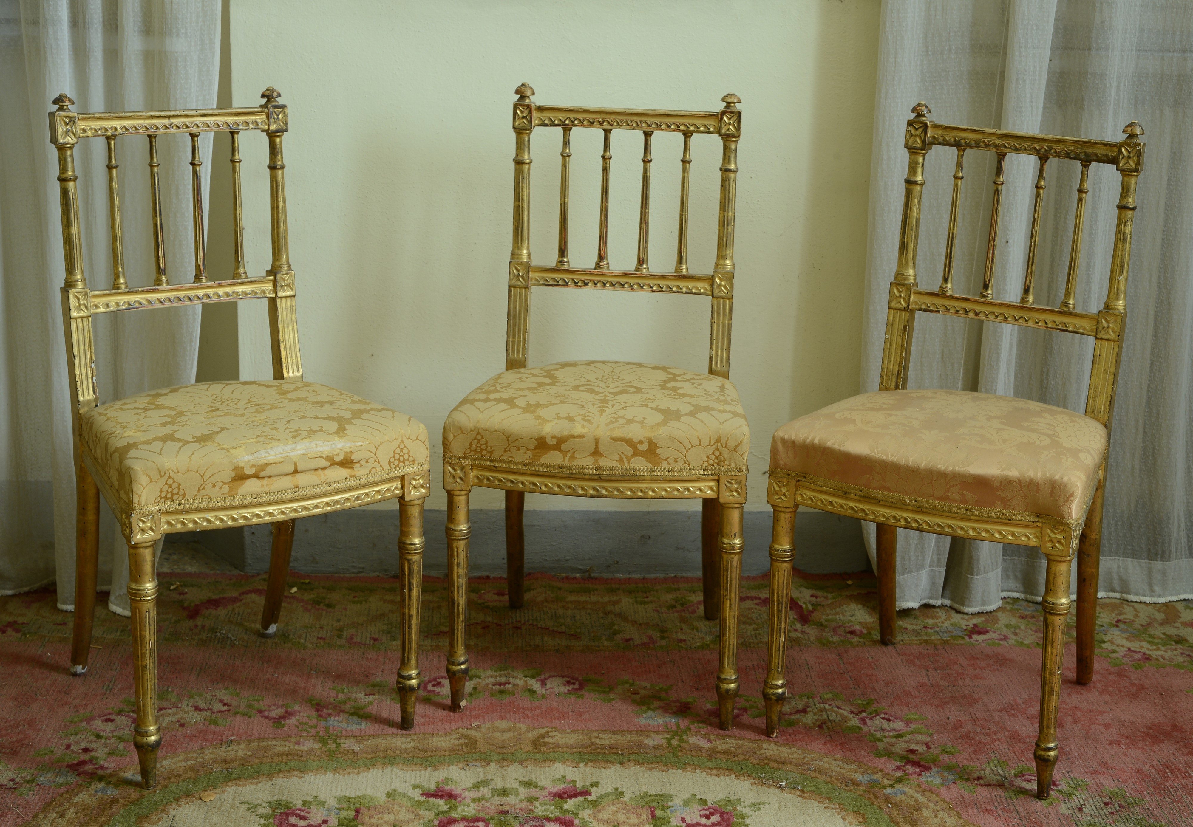 Serie di tre sedie in legno dorato