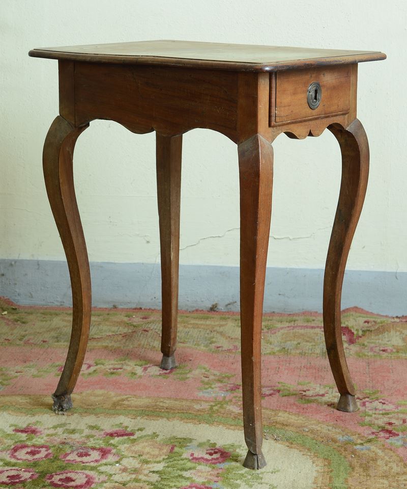Piccolo Tavolino da Appoggio in Noce