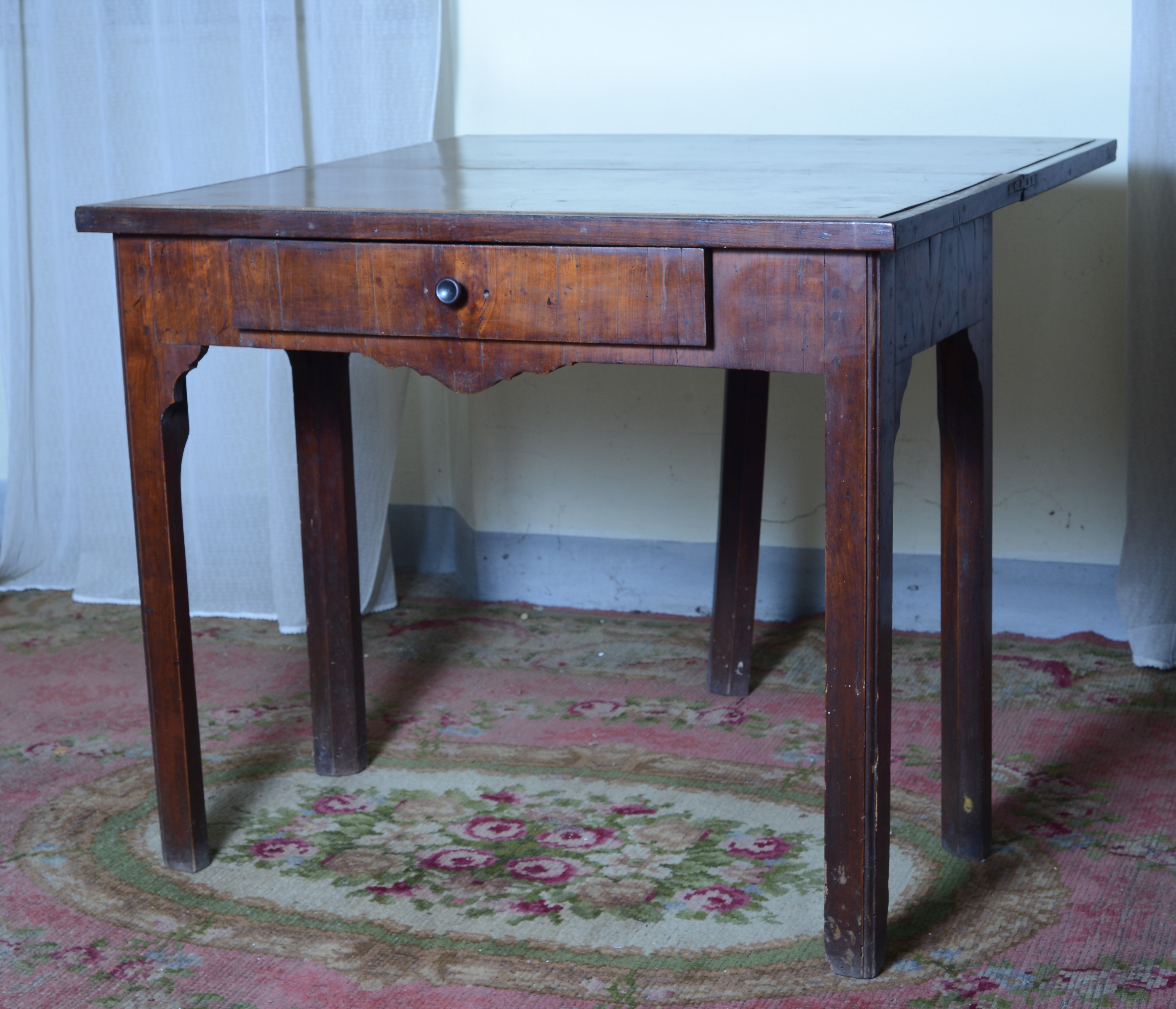 Tavolino da appoggio in noce