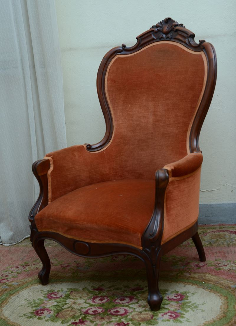 Coppia di poltrone in noce