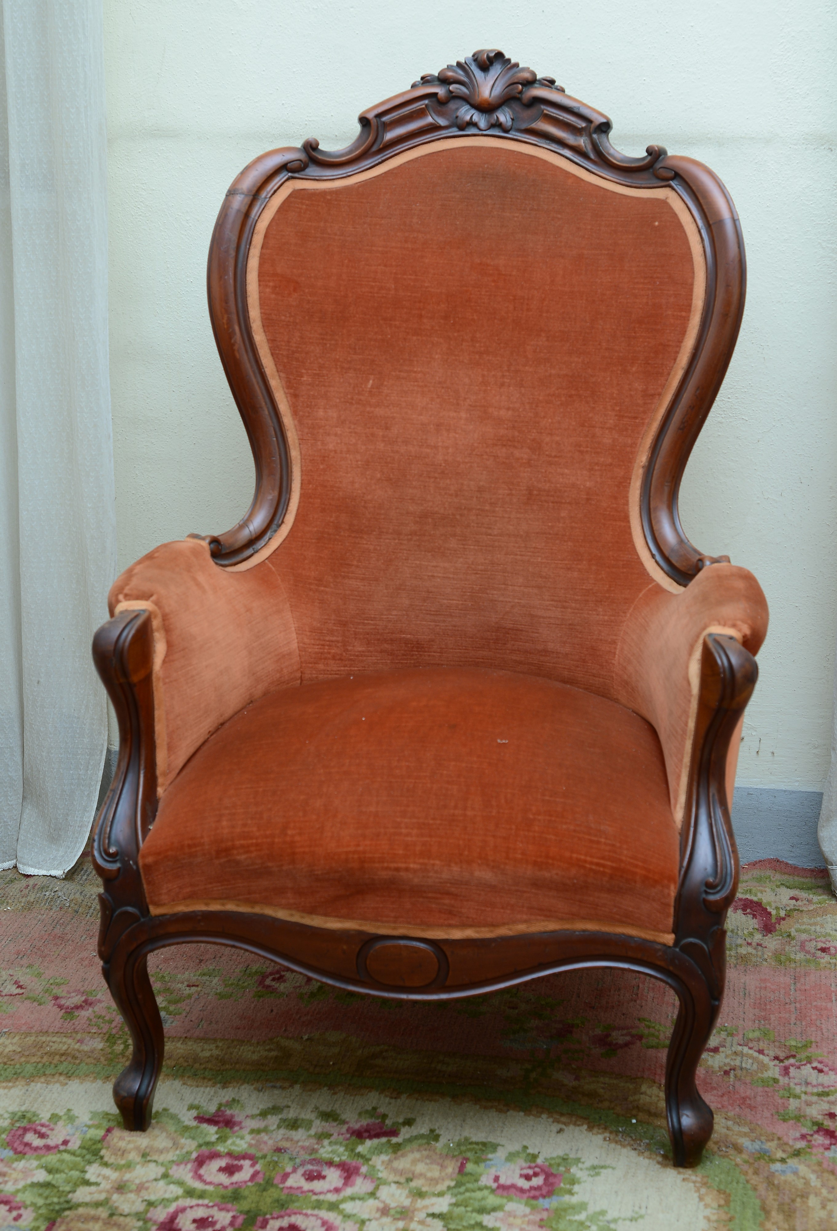 Coppia di poltrone in noce