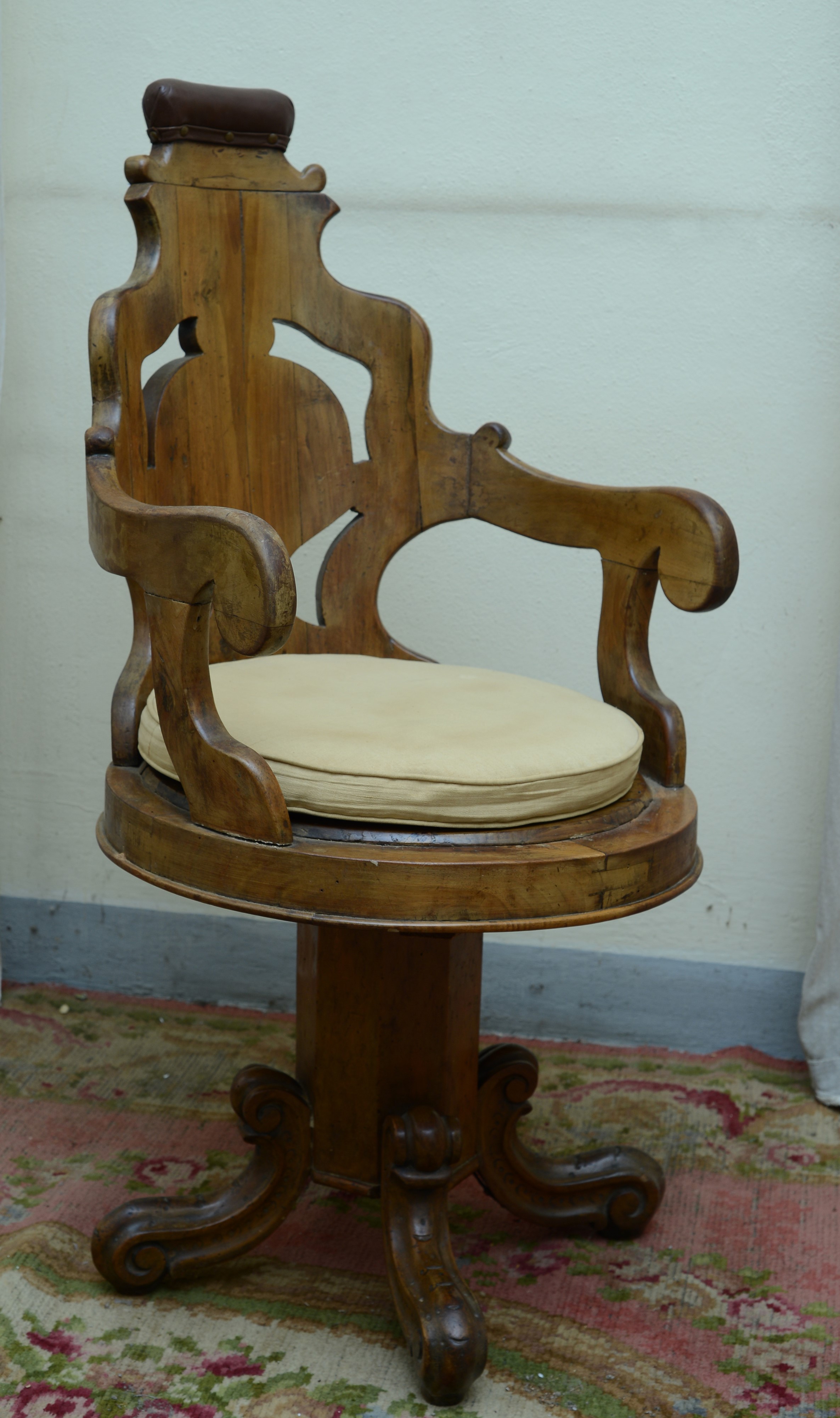 Sedia da barbiere in noce