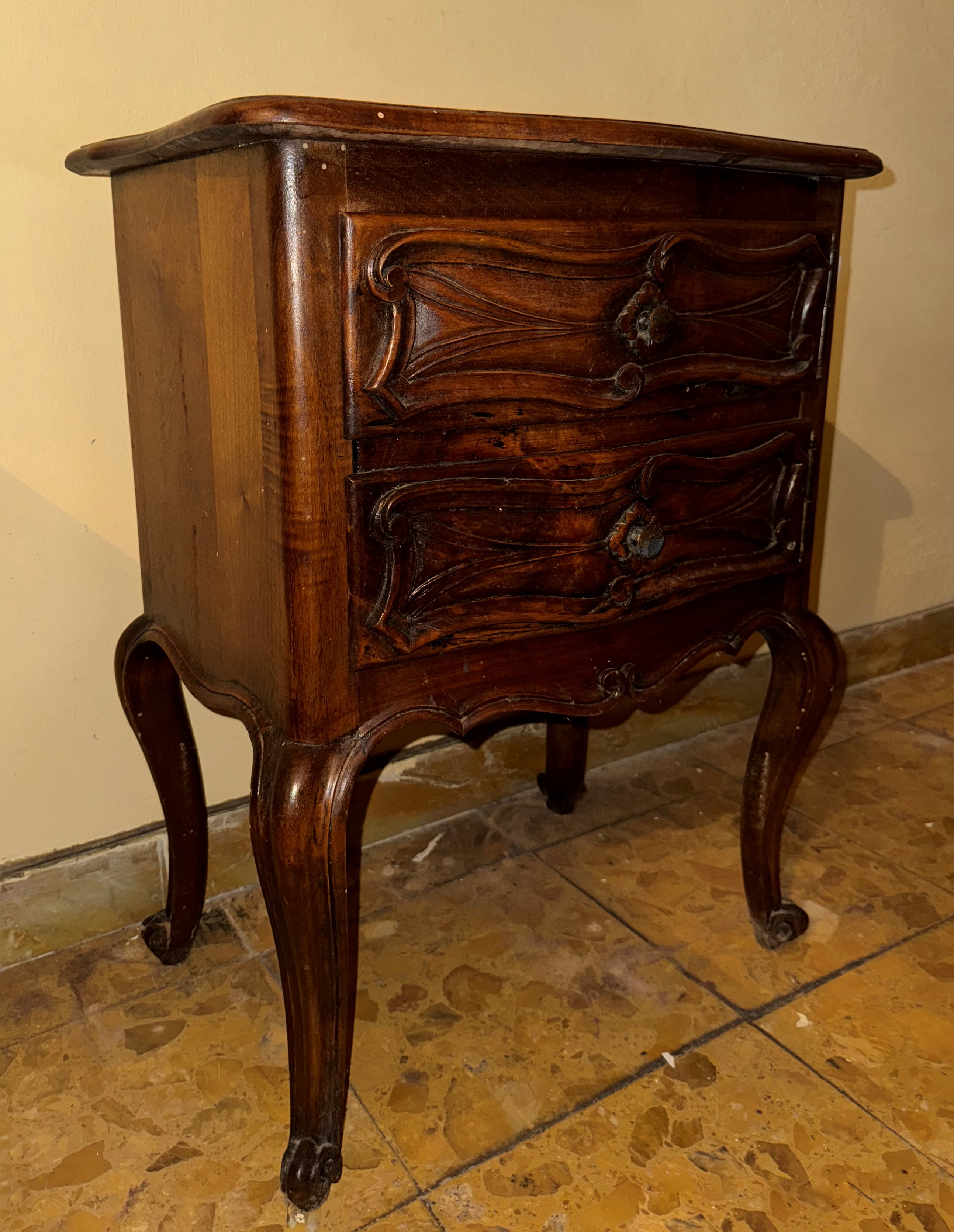 Coppia di comodini in noce