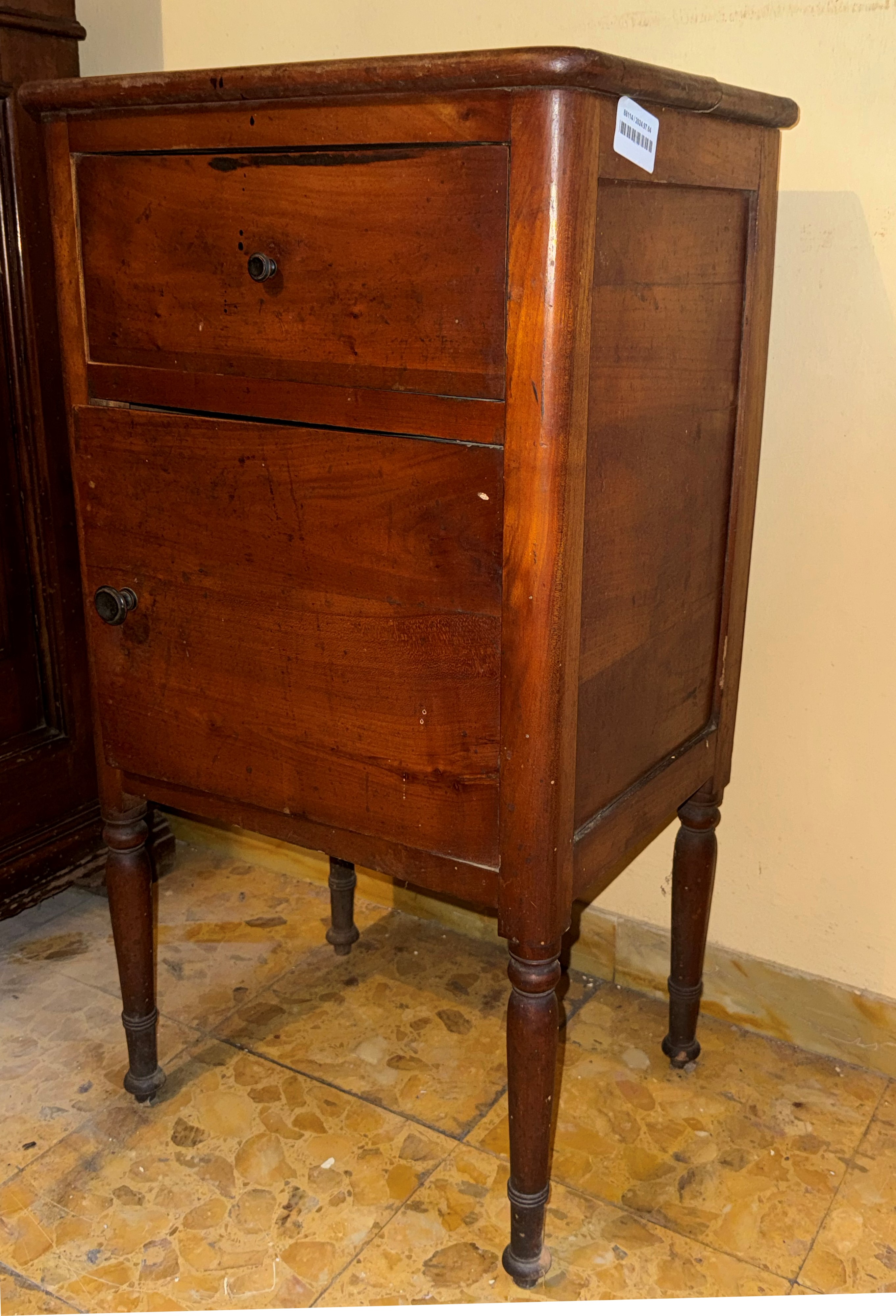 Comodino rustico in noce