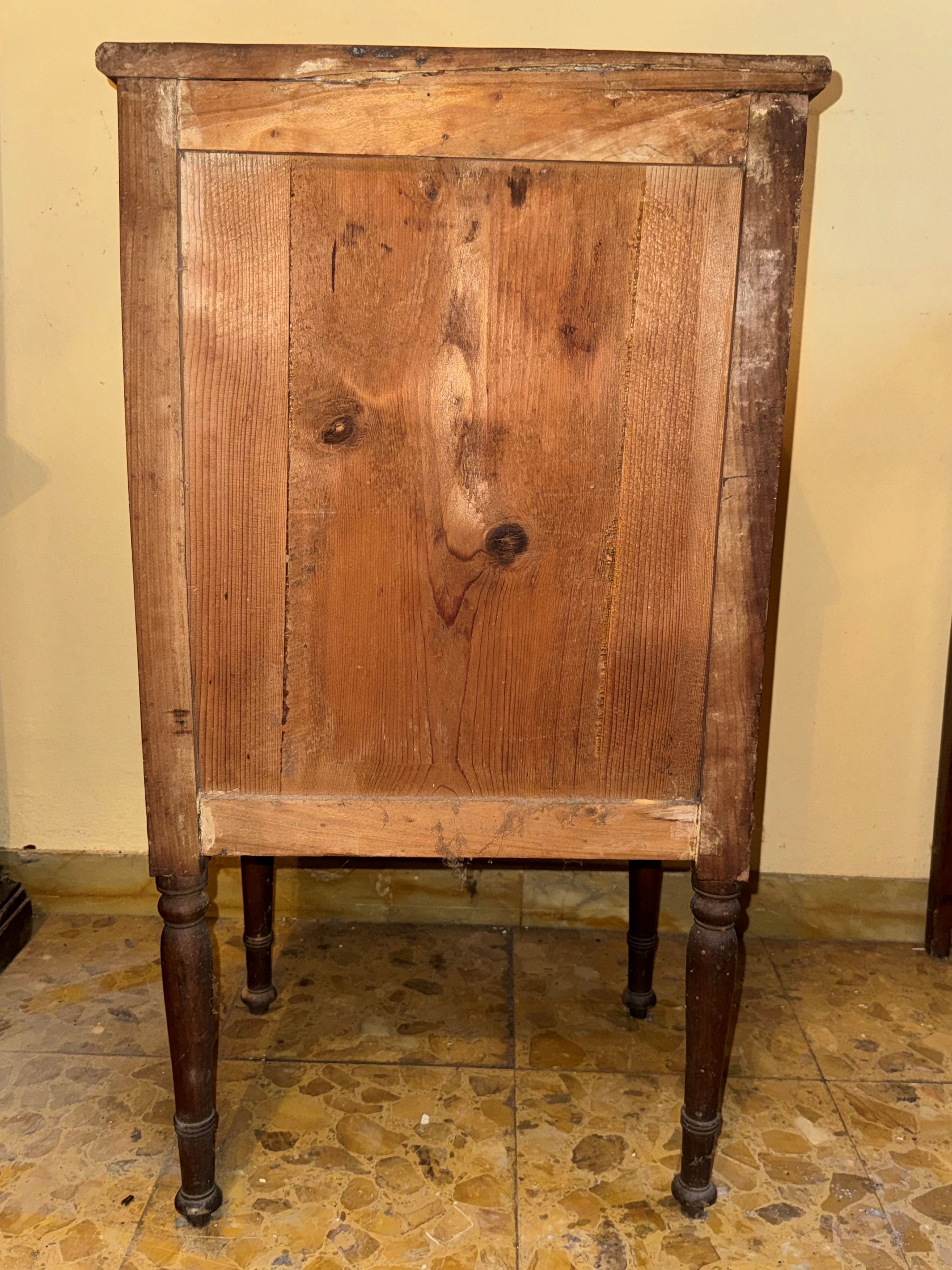 Comodino rustico in noce