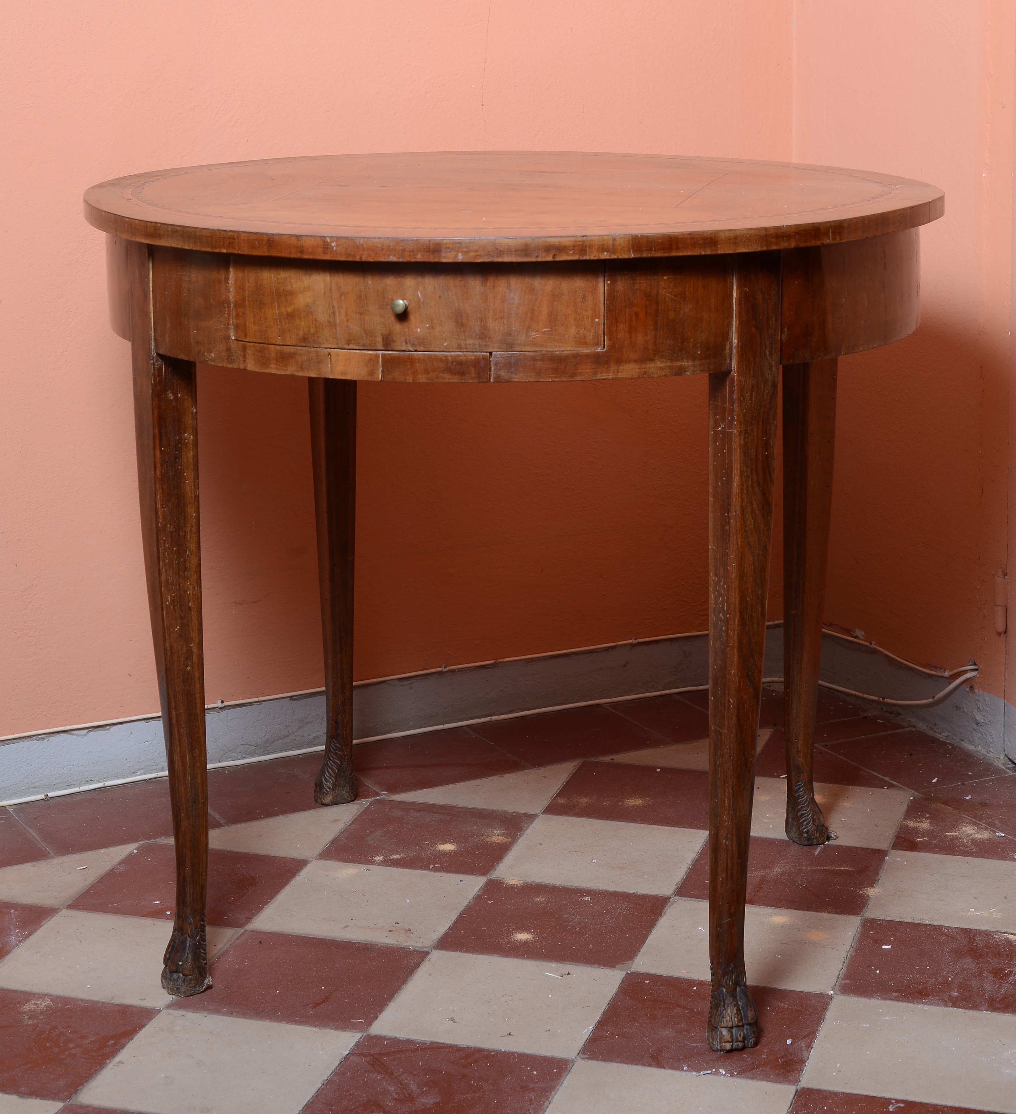 Tavolino da centro impiallacciato in noce