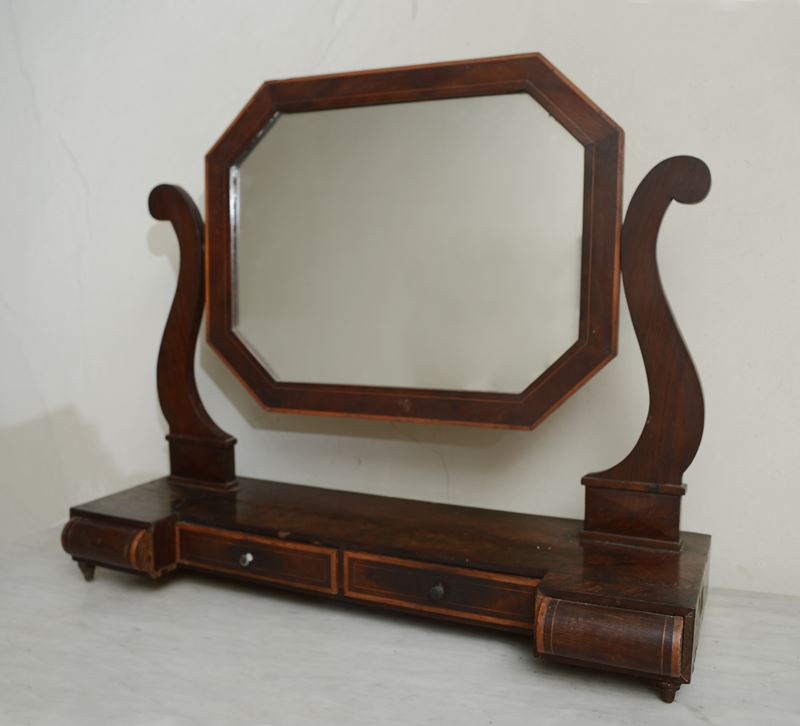 Piccola specchiera da cassettone in noce