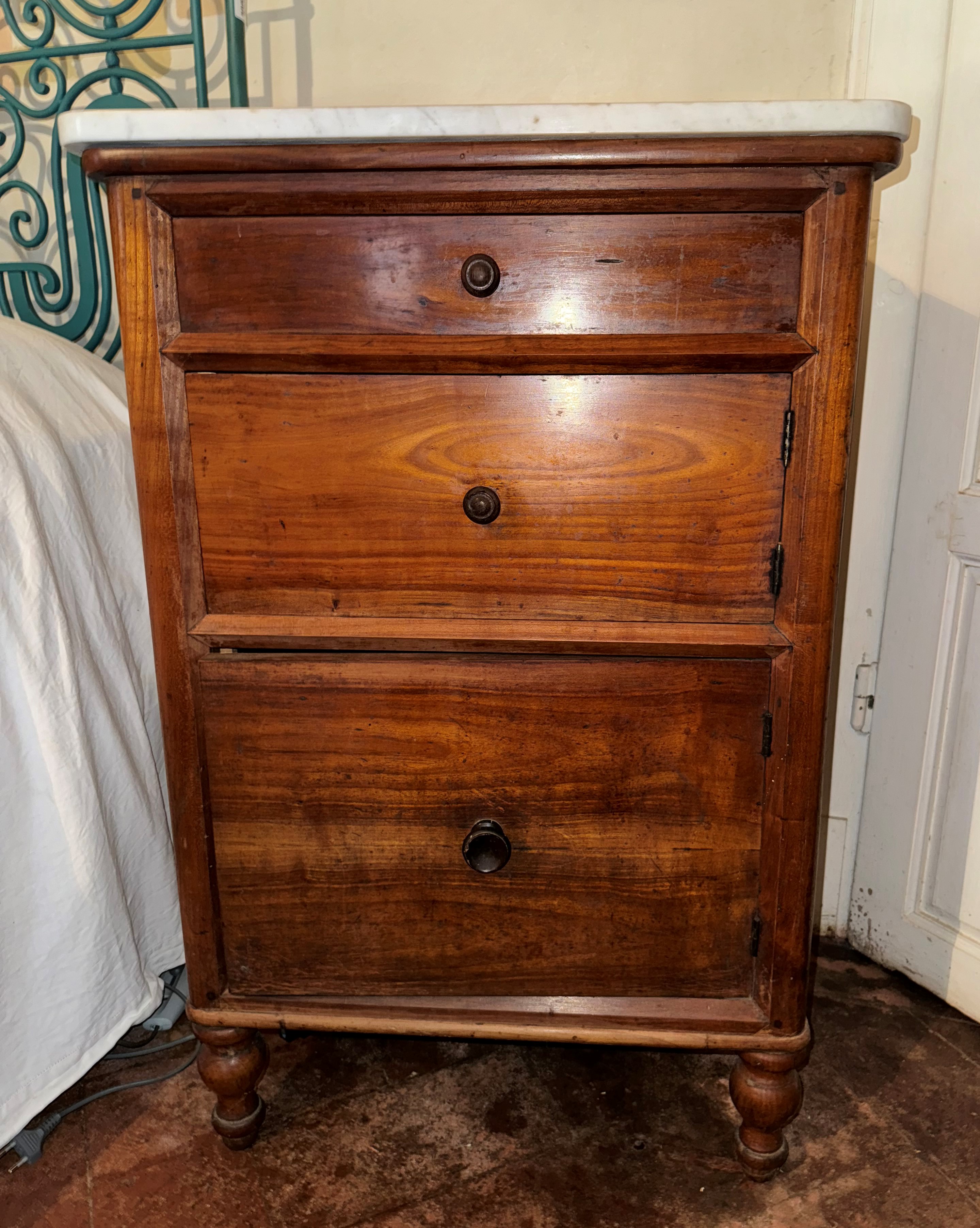 Coppia di comodini in noce