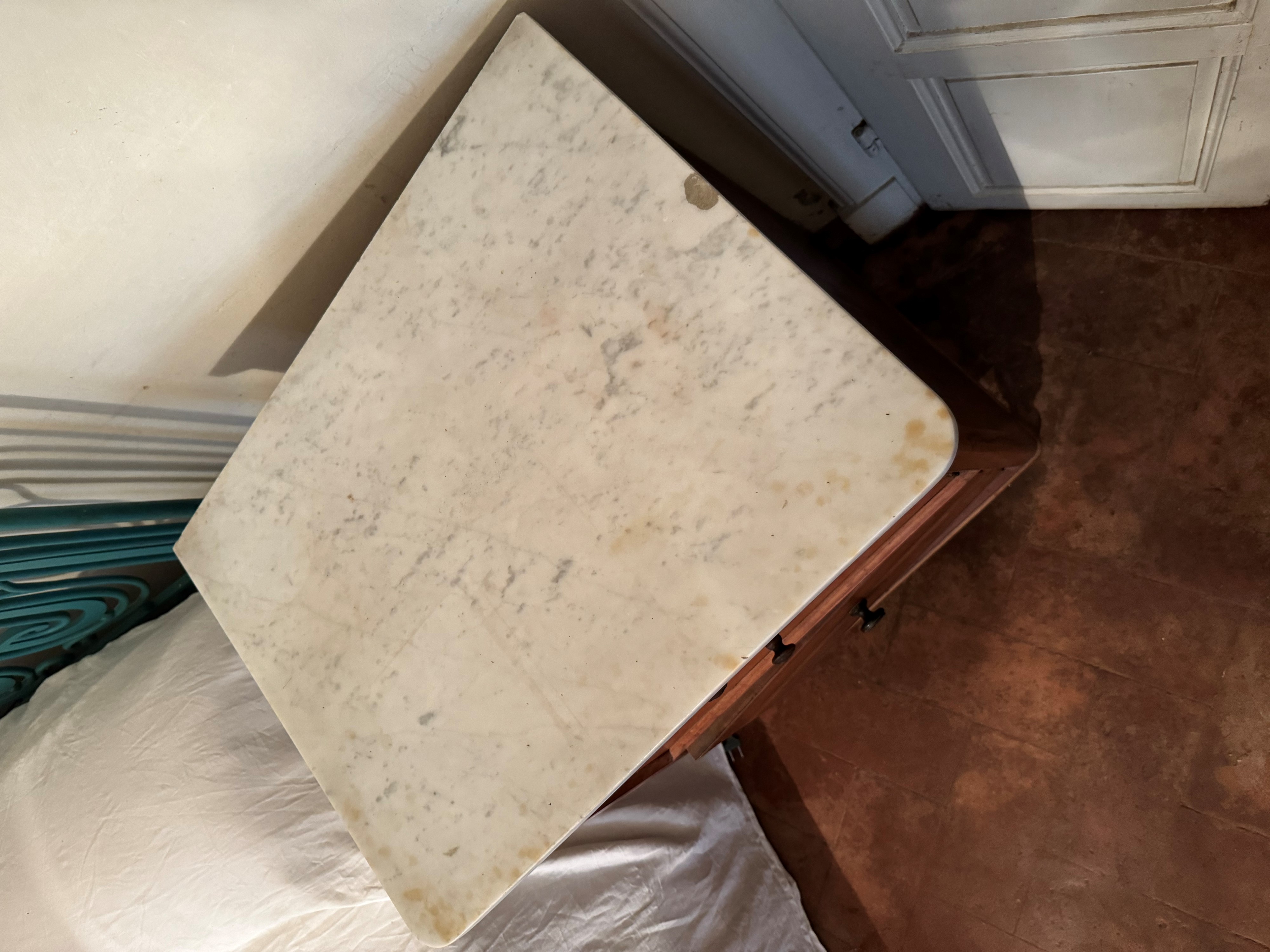 Coppia di comodini in noce