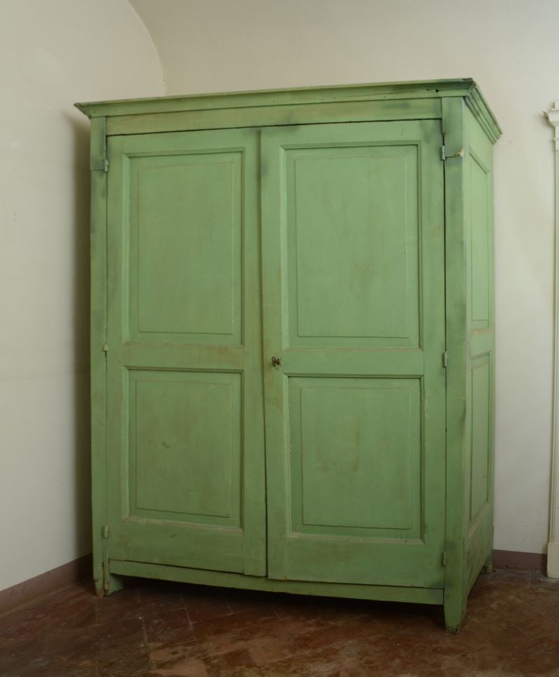 Armadio rustico in legno laccato