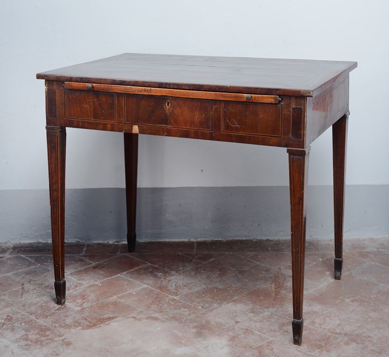 Scrivania da centro impiallacciata in piuma e radica di noce